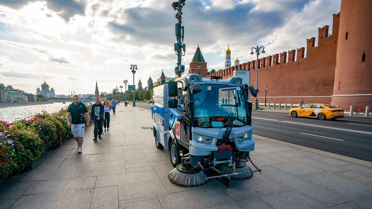 Россия заняла шестое место в мире по числу смертей от автомобильных выхлопов
Международный совет по чистому транспорту выпустил отчет, где проанализировал ожидаемый эффект от перехода различных стран мира на автомобили. Чтобы сделать сравнение, он брал два показателя: общий уровень преждевременных смертей от микрочастиц и других вредных компонентов автомобильных выбросов и число новых случаев детской астмы от них же. Смертей от выхлопов по данным, заканчивающимся 2024 годом, на Земле оказалось 700 тысяч, то есть один человек каждые 45 секунд. Новых случаев детской астмы они вызвали 250 тысяч в год. В нашей стране смертей от выхлопов было 22 300.
Это существенно выше среднего, 15,2 смерти на 100 тысяч населения в год. Для сравнения, число погибших в ДТП в 2025 году у нас 13,9 тысячи, то есть на 38 процентов меньше. Первое место по абсолютному числу смертей от выхлопов занимает Китай (171,8 тысячи), затем идут Индия (90,0 тысячи), Индонезия (44,7 тысячи), США (41,9 тысячи) и Пакистан (36,0 тысячи). Россия в этом рейтинге шестая, хотя по населению в мире она лишь девятая. Доклад Международного совета, как и остальные современные обзоры, отнес Россию в группу стран с высокими доходами. Другие государства из этой группы имеют более низкие показатели числа смертей от выхлопов на душу. Скажем, в США их 12,1 на 100 тысяч населения, в Японии — 8,4 на 100 тысяч.
Несколько хуже России справилась Южная Корея — 18,0 смертей на 100 тысяч. А вот в Великобритании дела обстоят намного сложнее: там смертность от выхлопов 23,8 человека на каждые 100 тысяч. Наиболее очевидной причиной тут может быть высокий процент машин с дизельным двигателем, особенно среди легковых. Именно их английские законы долгие годы продвигали в ущерб бензиновым. Это делали для снижения выбросов углекислого газа (у дизеля выше КПД, что снижает выброс СО2 на единицу мощности). Однако дизельный выхлоп, особенно в городском режиме, содержит существенно больше микрочастиц сажи и окислов азота, что ведет к высокой смертности среди горожан. Удельное потребление дизеля на душу в России тоже существенное (хотя и ниже британского), но заметная его часть приходится на сельхозтехнику (в отличие от Великобритании наша страна – крупный экспортер зерновых). Отчет пытается спрогнозировать общее снижение смертности от выхлопов по странам мира за 2024-2025 годы (не за один год, а за четверть века).
Как известно, по техническим причинам даже электромобиль, заряжающийся от электричества с угольной ТЭС вызывает меньше смертей, чем ДВС-мобиль. Параллельно продажи электромобилей растут по всему миру, хотя и с разными темпами. В базовом сценарии, при продолжении текущей политики с ДВС-автомобилями, число смертей от выхлопов в мире вырастет на 74 процента к 2050 году. А вот при реализации того, что отчет называет амбициозным сценарием – когда продажи чистых электроавто составят 100 процентов от продаж новых машин к 2045 году – ситуация сильно изменится.По нему в России из-за частичного перехода на электромобили за четверть века умрет на 103 тысячи человек меньше, чем если бы такого перехода не было. То есть ежегодная смертность упадет на четыре тысячи человек. В то же время вероятность реализации этого сценария для нашей страны неочевидна. В принципе, новые электромобили в Китае уже стоят как новые ДВС-мобили в России. Однако при существующих таможенных барьерах с пересечением границы их цена резко растет, что блокирует электромобильный переход в нашей стране.
В то же время, сам факт производства массовых ДВС-мобилей к 2045 году неочевиден. При текущих тенденциях, они будут не дороже обычных в каждой стране, не блокирующей китайский импорт заградительными барьерами. В таком случае почти весь импорт машин в России к этому моменту будет электрическим. А поскольку доля национальных производителей на местном рынке весь XXI век, в силу их известных особенностей, идет вниз и только вниз (даже в условиях СВО большинство продаж машин в 2025 году пришлось на импорт), может получиться так, что электромобилизация нашей страны пусть и вынужденно, но пойдет по амбициозному сценарию из нового отчета.
#наука #автомобильные_выбросы #вредное_воздействие #экологические_проблемы