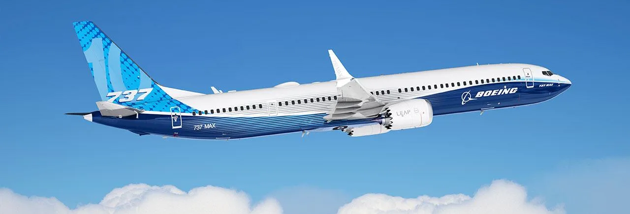 Спустя 13 лет разработки Boeing 737 MAX 7 наконец-то близок к получению сертификата

Это самый затянувшийся проект в истории семейства 737 MAX Самый компактный представитель семейства Boeing 737 MAX — модель 737 MAX 7 — может получить сертификат Федерального управления гражданской авиации США (FAA) уже до конца июля 2026 года. Об этом сообщило The Wall Street Journal со ссылкой на источники, знакомые с ходом программы. Изображение: Boeing Если сроки будут соблюдены, Boeing завершит один из самых затянувшихся проектов в истории семейства 737 MAX. С момента официального запуска программы прошло около 13 лет, а первые поставки самолета задержались примерно на семь лет относительно первоначального плана.

Boeing представила 737 MAX 7 в мае 2013 года. Стартовым заказчиком стала американская авиакомпания Southwest Airlines, которая изначально рассчитывала получить первые самолеты еще в 2019 году. Первым крупным ударом для программы стали две катастрофы Boeing 737 MAX в 2018 и 2019 годах, после которых эксплуатация всего семейства была приостановлена по всему миру. Затем сертификацию MAX 7 затормозили проблемы с системой защиты двигателей от обледенения. На устранение недостатков и проведение необходимых доработок Boeing потребовалось почти два года — работы завершились только в конце 2025 года. Дополнительное внимание регуляторов к программе усилилось после инцидента с Boeing 737 MAX 9 авиакомпании Alaska Airlines в январе 2024 года, когда во время полета произошел отрыв дверной заглушки. После этого FAA усилило контроль за производственными процессами Boeing и расширило проверки новых моделей. Boeing 737 MAX 7 станет самым небольшим самолетом в линейке 737 MAX.

В зависимости от конфигурации он сможет перевозить до 172 пассажиров, а максимальная дальность полета составит около 7000 км. Главным покупателем модели остается Southwest Airlines. Американский перевозчик заказал 256 таких самолетов — это более 90% всех заказов на 737 MAX 7. Новая модель должна заменить в его парке устаревающие Boeing 737-700, средний возраст которых уже приближается к 20 годам. Около 20 готовых Boeing 737 MAX 7 уже находятся на хранении на производственной площадке Boeing в Мозес-Лейк (штат Вашингтон). После получения сертификата FAA компания сможет практически сразу начать их передачу заказчикам. При этом 737 MAX 7 станет не последним новым вариантом семейства. Boeing также продолжает работу над более вместительным 737 MAX 10, но и тут сроки затягиваются.

#технологии #boeing #aviация #самолеты