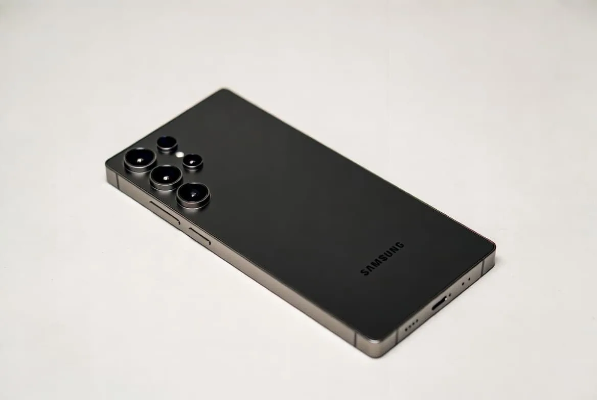 Июльская One UI 8.5 для Samsung Galaxy S24 появилась на серверах Samsung

Это подтверждает начало её внутреннего тестирования Инсайдер Tarun Vats, специализирующийся на обновлениях One UI, сообщил о появлении первой тестовой сборки One UI 8.5 от июля 2026 года для линейки Samsung Galaxy S24. По его данным, новая версия имеет номер S928BXXS6DZG1 для Galaxy S24 Ultra и пришла на смену предыдущей тестовой сборке S6DZF2. Прошивка замечена на внутренних серверах Samsung, что подтверждает начало её внутреннего тестирования.

Ожидается, что июльское обновление One UI 8.5 принесёт новые оптимизации, улучшения стабильности, исправления критических уязвимостей и ошибок, однако официальный список изменений компания пока не раскрывала. Изображение Grok Ранее стало известно, что One UI 9 уже тестируется на Galaxy A57, Galaxy A56, Galaxy A55 и Galaxy A54, а также Galaxy A37, Galaxy A36, Galaxy A35 и Galaxy A34. Кроме того, обновление готовят для бюджетных моделей Galaxy A26, Galaxy A25, Galaxy A24, Galaxy A18, Galaxy A17, Galaxy A16, Galaxy A15 и Galaxy A07. До этого Tarun Vats точно сообщил о том, что бета-версия OneUI 8.0 выйдет раньше, чем планировалось, и раскрыл даты выхода Galaxy S24 и Galaxy S25. Кроме того, он регулярно точно сообщал о выходе новых версий OneUI 8.5.

#технологии #samsung #one_ui #galaxy_s24