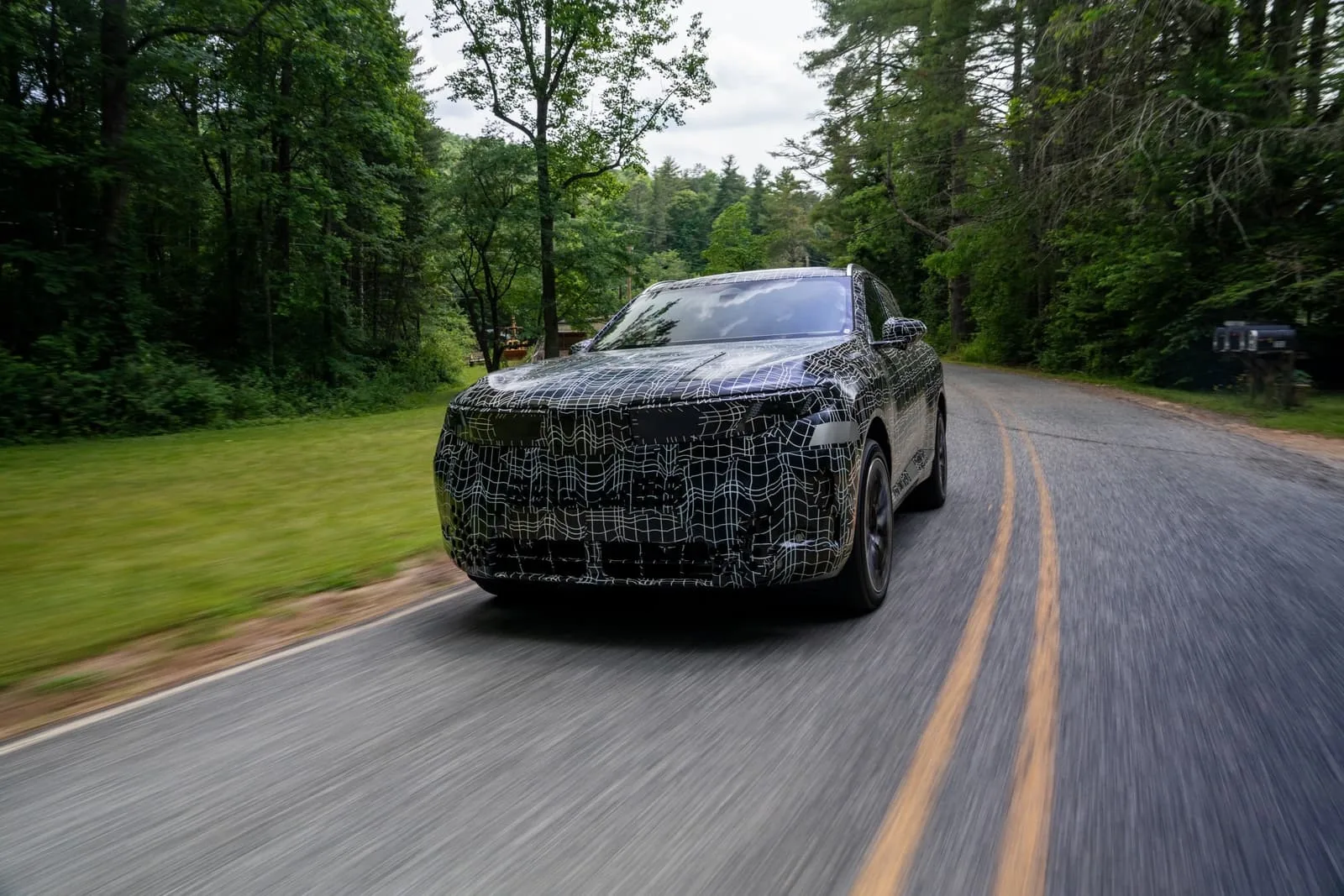 «Растянутый» BMW X5 перестанет быть эксклюзивом для Китая — он выйдет на глобальный рынок

BMW X5, а по длине — как BMW X7 BMW планирует расширить географию продаж длиннобазной версии нового поколения BMW X5: модель могут предложить не только в Китае, но и в Индии. Об этом сообщил ресурс Autocar India со ссылкой на источники, знакомые с планами компании. Фото: BMW По данным Autocar, решение связано с устойчивым спросом на автомобили с увеличенным пространством для пассажиров второго ряда. В Индии значительная часть покупателей премиальных машин пользуется услугами личных водителей, поэтому комфорт задних пассажиров часто становится ключевым фактором при выборе автомобиля. BMW уже имеет положительный опыт с длиннобазными версиями в Индии — там хорошо продаются удлинённые версии 3 Series, 5 Series, а также электрического iX1. Изначально эти модификации разрабатывались для китайского рынка, однако позже их начали выводить и на другие страны. По данным BMW Blog, мировая премьера нового поколения BMW X5 состоится 30 июня. В линейку, по предварительным данным, войдут бензиновые, дизельные, подключаемые гибридные версии, а также полностью электрическая модификация.

Старт серийного производства намечен на конец лета — начало осени, а версия с водородной силовой установкой может появиться к 2028 году. Ранее финансовый директор BMW Уолтер Мертл (Walter Mertl) сообщал, что длиннобазный X5 для Китая выйдет в 2027 году и получит систему помощи водителю, разработанную совместно с китайской компанией Momenta. Бывший генеральный директор BMW Оливер Ципсе (Oliver Zipse) также подтверждал подготовку удлинённой версии X5 для китайского рынка.

Ранее сообщалось, что BMW X5 нового поколения получит огромную тяговую батарею — как у грузовика .

#технологии #bmw_x5 #автомобильный_рынок #электромобили