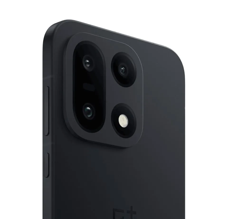 С OnePlus что-то не то: официальный интернет-магазин OnePlus в Великобритании опустел, то же самое в США

Best Buy полностью прекратила продажи устройств OnePlus В официальном интернет-магазине OnePlus в Великобритании почти закончились устройства бренда. Из каталога исчезло большинство смартфонов, планшетов, умных часов и беспроводных наушников, а многие страницы товаров помечены как недоступные для покупки. Изображение: OnePlus В частности, в продаже отсутствуют смартфоны OnePlus 15 и OnePlus 15R, планшеты Pad 3 и Pad Go 2.

Также полностью закончились все версии часов OnePlus Watch и фирменные беспроводные наушники. При этом устройства OnePlus пока еще можно приобрести у сторонних ретейлеров (например, Amazon UK). Однако это может быть распродажа оставшихся складских запасов. Похожая ситуация складывается и в США. По данным Android Authority, OnePlus 15 и OnePlus 15R доступны лишь в отдельных конфигурациях, сеть Best Buy полностью прекратила продажи устройств бренда, а ассортимент OnePlus на Amazon в США сильно сократился.

Это происходит на фоне сообщений о реструктуризации международного бизнеса OnePlus. В ряде европейских стран компания уже сделала ставку на более активное продвижение смартфонов Oppo. Официальных заявлений о сворачивании продаж или уходе с британского или американского рынка OnePlus не делала. Поэтому точные причины дефицита устройств пока неизвестны.

#технологии #oneplus #смартфоны #беспроводные_наушники #умные_часы
