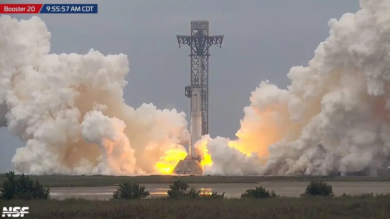 SpaceX провела 15-секундный прожиг Booster 20 перед полётом Starship Flight 13

Испытание Super Heavy стало одним из последних этапов подготовки к запуску, который сейчас намечен не ранее 14 июля SpaceX провела статический прожиг ускорителя Super Heavy Booster 20, предназначенного для миссии Starship Flight 13. Испытание продолжалось 15 секунд и стало одним из ключевых этапов подготовки ракеты к испытательному запуску. Booster 20 ранее был установлен на стартовый комплекс Orbital Launch Pad 2 космодрома Starbase в Техасе, где проходит заключительная программа наземных испытаний. Верхняя ступень Ship 40 версии V3 завершила собственный статический прожиг ещё 1 июля, теперь оба элемента ракеты прошли основные огневые проверки. Источник: трансляция NASASpaceflight Согласно опубликованным уведомлениям Федерального управления гражданской авиации США (FAA), запуск Starship Flight 13 в настоящее время планируется не ранее 14 июля 2026 года. Также выпущены уведомления для воздушного пространства Мексики, предусматривающие резервные даты, что указывает на подготовку нескольких окон запуска. Ожидается, что Flight 13 станет вторым испытательным полётом Starship версии V3 — новой модификации верхней ступени высотой 124,4 метра. Профиль миссии, по имеющимся данным, будет близок к предыдущему полёту и включает повторный запуск двигателей Raptor в космосе, а также управляемое приводнение корабля.

Информации о попытке поймать ускоритель стартовой башней для этой миссии пока нет. Параллельно с подготовкой Flight 13 компания уже испытывает Ship 41, предназначенный для Flight 14. Такая схема позволяет SpaceX готовить сразу две последовательно идущие миссии, сокращая время между испытательными полётами Starship.

#технологии #spacex #starship #ракета