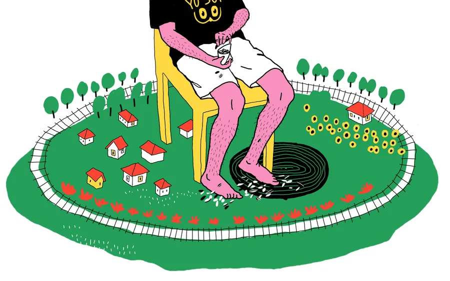 «случайный отрезок придуманной кем-то реальности»: верлибры 6-10

Проснуться в чужой квартире, сидеть на балконе на старом советском стуле и мечтать о лучшей версии жизни в свои «детские» двадцать пять. В поэзии Павла Коханова образы из поп-культуры нулевых и андеграунд-рэпа обставлены советской мебелью и приправлены языческими жестами и фразами на испанском. Из этого хаоса постепенно складывается узнаваемое состояние человека, выросшего среди панелек, цифровой культуры и бесконечных сериалов. При этом автор не романтизирует «потерянность». Бытовая неидеальность делает стихи точными: память хранится во вкусе жареного хлеба с чесноком или в случайно незаблокированном телефоне среди ночи.

Мир уже давно рассыпался, но человек все равно продолжает искать в нём дом, тепло и возможность быть рядом с другими. *** проснулся в чужой квартире и начал свой день с побега как и каждый другой свой день имею вид на красную крышу на цепочку красных кустов под ногами промокший коврик я сижу на балконе и не помню вчерашний день сижу на стульчике почти на таком же стульчике какой для обложки моей поэмы сделала настя девяткина старый советский стул драпированный желтой тканью и смешной ребенок на стуле а раньше я не был смешным ребенком я стал им только теперь к своим двадцати пяти я сижу на советском стуле и думаю что в идеале в лучшей версии жизни поселюсь у железной дороги в маленьком домике желательно с палисадником желательно с деревянными окнами желательно с красной крышей чтобы иметь возможность выходить поездам навстречу поправлять кепку пытаться увидеть кого-нибудь через окно и долго смотреть в ту сторону где давно уже скрылся поезд прислушиваться к гудкам к лязгам стукам поскрипываниям засыпать и просыпаться под них сидеть перед домом на стуле на старом советском стуле просыпать соленые семечки из кулька и надеяться что они прорастут подсолнухами когда я перестану быть *** притворяться каким-то мутным молчать не бояться пауз внезапно влюбиться в симпатичную готку из нулевых в начале двадцать пятого года даша васнецова жаль что ты лишь на экране и хорошо что я не занудный заумный веник дождь в январе нелепей чем периодическое желание набить на ноге партак со смешной собакой отвязаться от прозвища даже сложнее чем от себя а где-то промозглый город где мы болеем одновременно как в песне овсянкина с одного из худших альбомов выходим пройтись по кладбищу поглаживаем кресты хотя оба не верим что покойные могут чувствовать наше небезразличие и что это приветствие вполне языческое им приятно этот город действительно где-то есть мне снятся его мостовые когда я к десяти утра наконец-таки вырубаюсь не досмотрев серию не блокируя телефон чтобы проснуться на случайном отрезке придуманной кем-то реальности и только смутно догадываться о том что я в ней упустил *** моей оперативной памяти хватает на девять букв одну цифру одного человека где-то в недрах локального диска между прочих системных данных лежит отдельная папка для ситуаций за которые стыдно чем дальше листаешь раздел диалоги тем больше находишь таких которые неловко открыть прочитать последние пять сообщений просмотртеть фотографии зайти в профайл собеседника и обнаружить что кипарисы в абхазии зеленее всего зеленого что мутное небо над нами исколото телевышками что жажда неутолима хоть литрами пей свое сухое испанское я говорю yo soy pablo на потеху сове-анимации quieres un té con leche кстати como estas крупы в шкафу перестают быть едой и становятся домом для насекомых просыпанный сахар с полки надо собрать и пожарить а леденец который получится таскать за щекой до вечера пока он совсем не растает как все что нельзя уместить в девять букв в человека в цифру *** мое детство осталось во вкусе натертого чесноком поджаренного черного хлеба катюшка говорит это гренки но конечно она не права какие могут быть гренки в семье со средним достатком ближе к концу нулевых гренки это сейчас в крайнем случае в будущем когда можно дойти до бара расплатиться своими деньгами шататься пьяной скотиной где угодно когда угодно но скуки в стакане становится больше чем крутости и чем крепости все меньше тянет на авантюры что-то пропало действительно но мы обойдемся без экзорцизма вода заряжена не от телека каждый сам себе кашпировский чумак и немного христос я настолько спокойный и толстый что пугаюсь от этого сам и точно уже не пролезу через щель в деревянном заборе на кухню где жареный хлеб называли жареным хлебом и не иначе *** когда мы смотрим на дождь из заваленных хламом балконов а зонты принимают свою совершенную форму комната за спиной задерживает дыхание ты протираешь окно рукавом и все становится звонче

#общество #культура