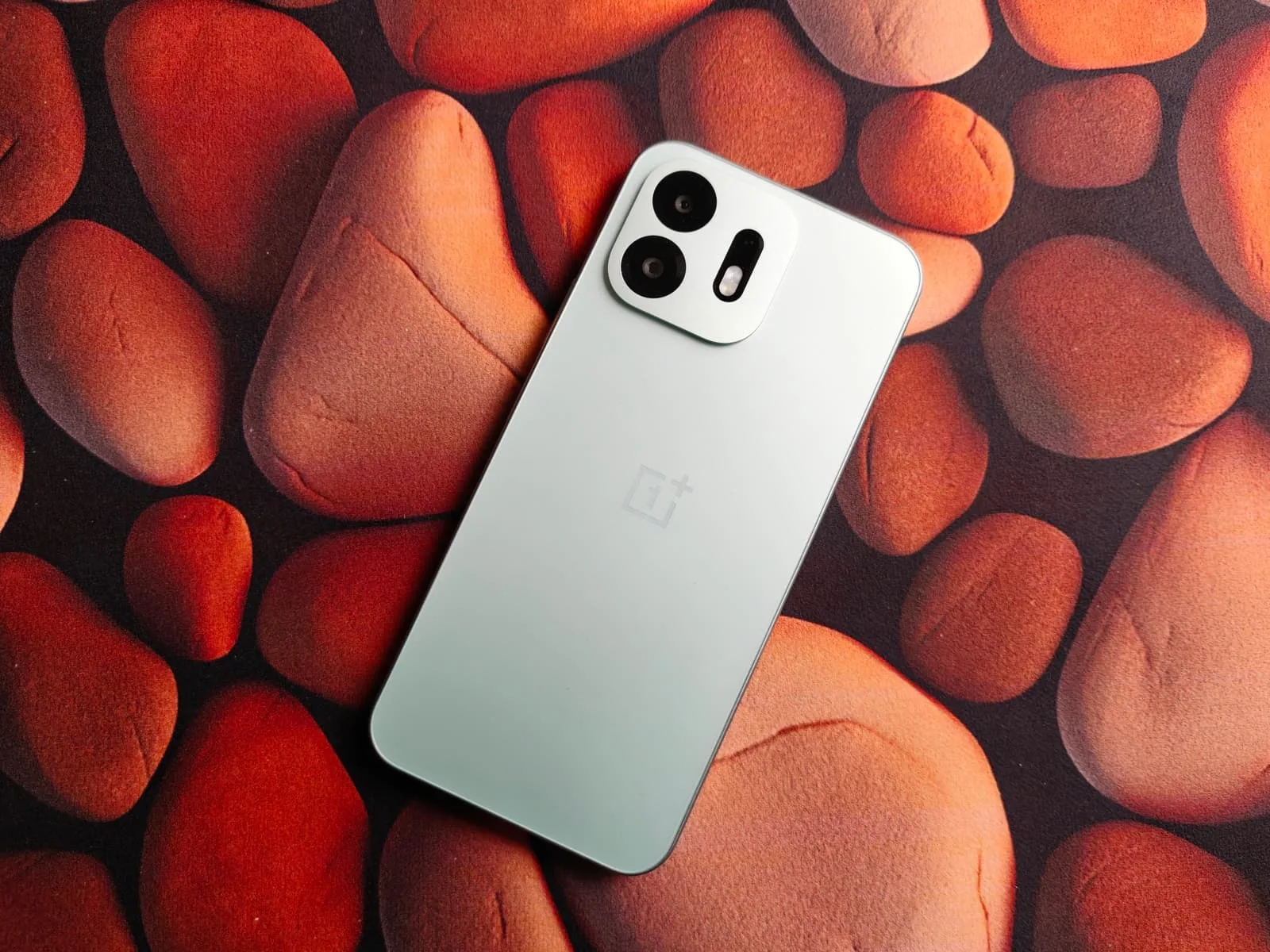 Это новый смартфон OnePlus за 200 долларов и с батареей 8000 мАч. Опубликованы живые фото OnePlus N6

За три дня до официальной премьеры Известный инсайдер Абишек Ядав опубликовал живые фото пока еще не представленного официально бюджетного смартфона OnePlus N6. На фото показан не только сам аппарат, но и полный комплект поставки. Комплектация будет богатой — с блоком питания, кабелем и фирменным чехлом. Фото: Абишек Ядав Официальный анонс OnePlus N6 состоится 30 июня в Индии. Смартфон станет одной из самых доступных моделей компании и, по предварительным данным, будет стоить менее 20 тыс. индийских рупий (около $210). Фото: Абишек Ядав Фото: Абишек Ядав Фото: Абишек Ядав OnePlus уже раскрыла многие характеристики. Смартфон получит экран AMOLED с кадровой частотой 120 Гц, основную камеру с датчиком разрешением 50 Мп, фронтальную 8-мегапиксельную камеру, аккумулятор емкостью 8000 мА·ч с поддержкой быстрой проводной зарядки мощностью 45 Вт. В основе аппаратной платформы, согласно предварительным данным, будет SoC MediaTek Dimensity 6300.

Ранее Абишек Ядав правильно сообщил данные о смартфонах Xiaomi Mi 10T, Mi 10T Pro и Mi 10T Lite ещё до их анонса.

#технологии #oneplus #смартфон #амолед