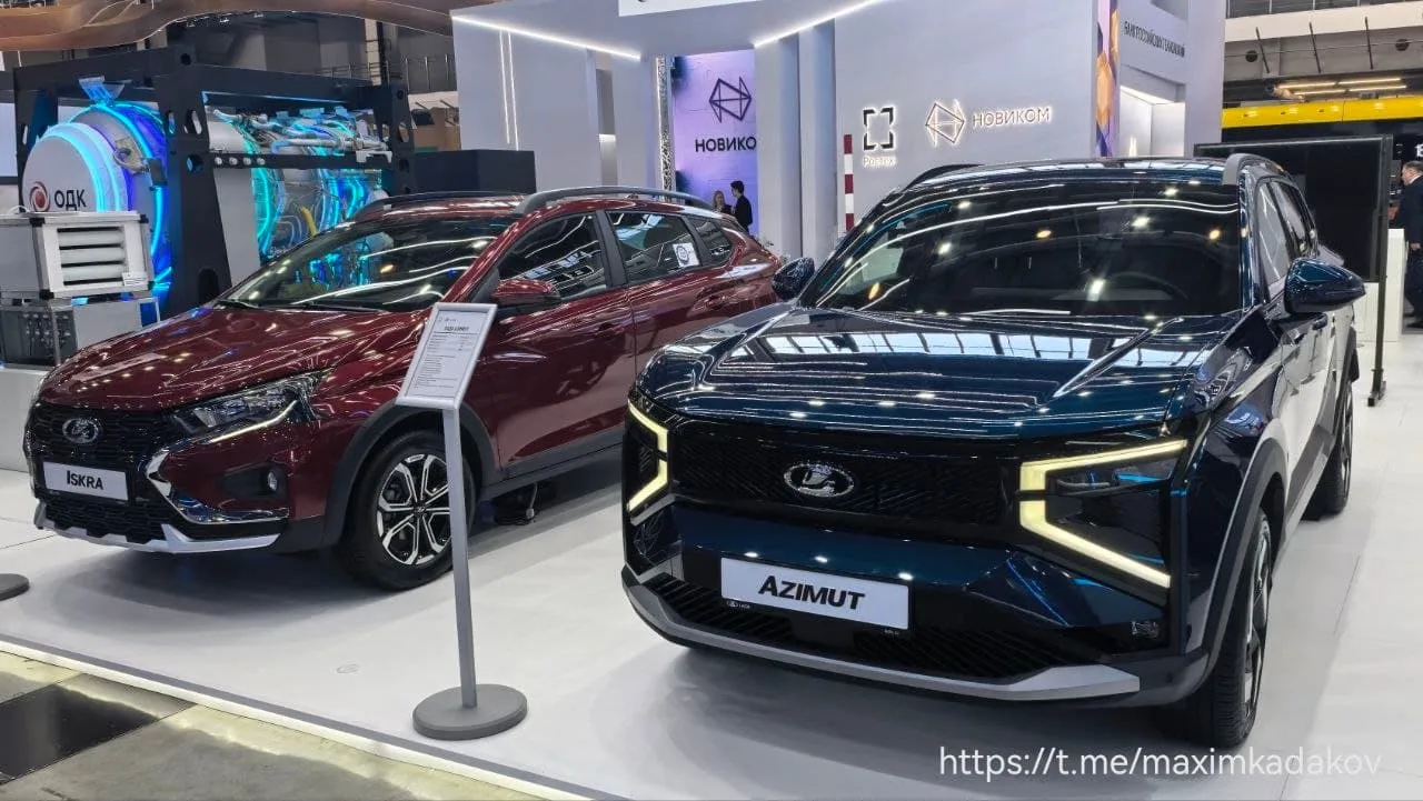 Lada Azimut в новом синем цвете «Серенада» показали в Екатеринбруге

Цветовое решение схожее с цветовым решением российских Hyundai Creta АвтоВАЗ представил новый кроссовер Lada Azimut на международной промышленной выставке «Иннопром-2026» в Екатеринбурге. На стенде компании автомобиль показан в новом синем цвете «Серенада». Интересно, что практические такое же цветовое исполнение — с синим кузовом и серебристой задней стойкой — раньше было у российского Hyundai Creta. Фото: Максим Кадаков Начало продаж Lada Azimut запланировано на четвертый квартал 2026 года. Ранее президент АвтоВАЗа Максим Соколов подтвердил, что на старте модель получит три бензиновых двигателя: атмосферные моторы объемом 1,6 и 1,8 литра мощностью 122 и 135 л.с., а также новый 1,5-литровый турбированный двигатель мощностью 150 л.с.

Фото: Максим Кадаков Кроме того, компания продолжает разработку гибридной версии Azimut. По словам Соколова, она получит полный привод, силовую установку мощностью около 390 л.с. (290 кВт), сможет разгоняться до 100 км/ч за 5,7 секунды и обеспечит запас хода до 1100 км без дозаправки.

#технологии #lada_azimut #автоновости #автопром