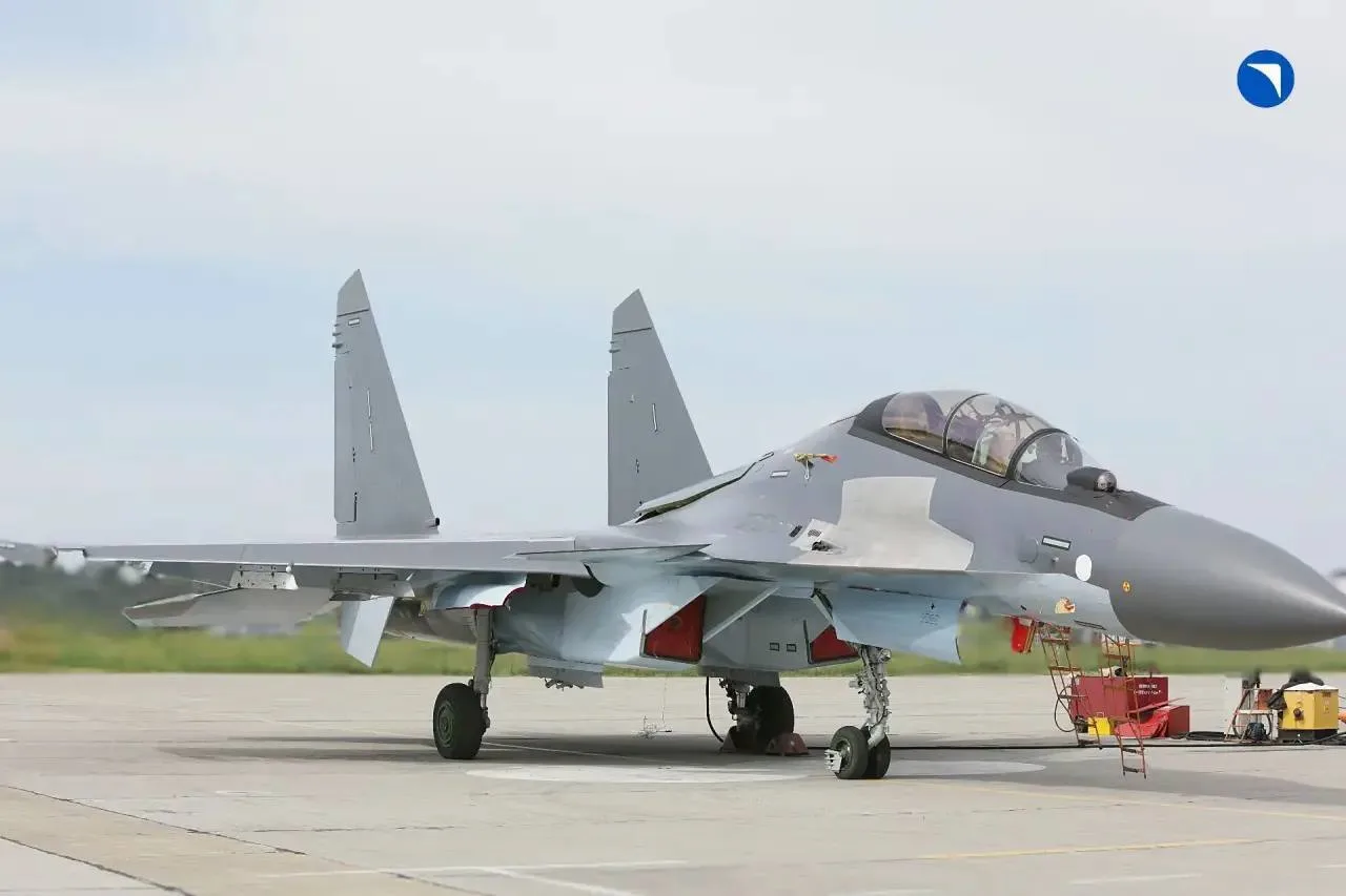 ОАК передала Минобороны партию истребителей Су-30СМ2 и бомбардировщиков Су-34
Объединённая авиастроительная корпорация (ОАК) передала Минобороны России многофункциональные истребители Су-30СМ2 и истребители-бомбардировщики Су-34, сообщила ОАК в своём Telegram-канале. Машины прошли все необходимые наземные и лётные испытания и направлены к местам несения службы. Как отмечается в пресс-релизе, поставки выполнены по графику в рамках гособоронзаказа. Су-30СМ2 — это глубокая модернизация предыдущей версии: самолёт оснащён мощной РЛС, позволяющей обнаруживать цели на большом расстоянии и поражать наземные, морские и воздушные объекты без входа в зону ПВО. Как отметил лётчик ВКС, принявший машину, это один из самых современных боевых самолётов в составе ВС РФ. Су-34 «давно подтвердил статус лучшего в своём классе и уверенно сохраняет эту позицию», говорится в сообщении ОАК. Самолёт способен поражать наземные, надводные и воздушные цели, а также вести разведку на значительном удалении от аэродрома базирования. Гендиректор ОАК Вадим Бадеха подчеркнул, что производственные площадки работают ритмично и строго по графику, одновременно ведётся работа над дальнейшим развитием машин. «Производственные площадки ОАК ритмично и по графику выпускают и передают технику в рамках ГОЗ.
Одновременно с поставками техники мы ведём работы по дальнейшему совершенствованию наших самолётов, в том числе с учётом опыта, полученного в ходе СВО», – сообщил Вадим Бадеха.
#технологии #оборонная_промышленность #авиастроение #военная_техника