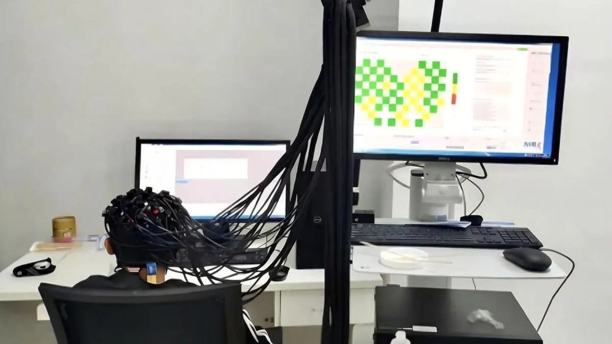 Спорт помог снизить вред для памяти от просмотра коротких видео

Чрезмерное увлечение короткими видео стало глобальной проблемой. По данным китайских исследований, к 2025 году число их пользователей превысило миллиард, а среднее время просмотра достигло 156 минут в день. Этот тренд связан с брейнротом — снижением умственных способностей под воздействием низкокачественной информации. В науке это объясняется теорией информационной перегрузки: мозг, перегруженный бесконечным потоком фрагментарных видео, затрачивает чрезмерные ресурсы на их обработку, что снижает точность запоминания и извлечения информации. С другой стороны, польза физических упражнений для мозга давно доказана.

Еще в 2009 году ученые показали, что аэробные нагрузки способствуют сохранению когнитивных функций. Недавнее исследование выявило, что даже короткая велотренировка способна изменить активность префронтальной коры во время задач на память. Однако оставалось невыясненным, могут ли именно привычные и регулярные занятия физкультурой разного уровня смягчить или предотвратить когнитивный ущерб, наносимый чрезмерным потреблением коротких видео. Ученые из Китая проверили эту теорию. Они отобрали 82 мужчин из числа студентов, которых с помощью опросника и данных со смартфонов отнесли к категории чрезмерных пользователей коротких видео. Выборку разделили на группы по двум критериям: на основе ежедневного объема просмотра (низкий, средний, высокий) и трехмесячной истории физической активности (высокие, низкие, отсутствующие привычки к упражнениям).

Вместе с этим оценили способности их памяти. Результаты исследования опубликовали в журнале Frontiers in Psychology. [shesht-info-block number=1] Группа с низким временем просмотра видео показала значительно более быструю реакцию и лучший коэффициент эффективности по сравнению со средней и высокой группами. Причем имел место накопительный эффект. Чем больше коротких видео смотрит человек, тем хуже его показатели. Привычка к физическим упражнениям давала явное преимущество: студенты с высоким уровнем активности были точнее и эффективнее, а даже невысокий уровень нагрузок был лучше, чем полное их отсутствие. Ученые предполагают, что у физически активных людей мозг работает экономнее. Например, при высоком потреблении видео нетренированные студенты демонстрировали признаки неэффективной компенсации для поддержания угасающей памяти. У их спортивных сверстников активация была ниже, а результаты — лучше.

В то же время во фронтополярной коре у активных людей наблюдалась повышенная активность, что расценивается как адаптивная мобилизация дополнительных ресурсов для принятия решений в условиях высокой когнитивной нагрузки.

#наука #память #физические_упражнения #короткие_видео