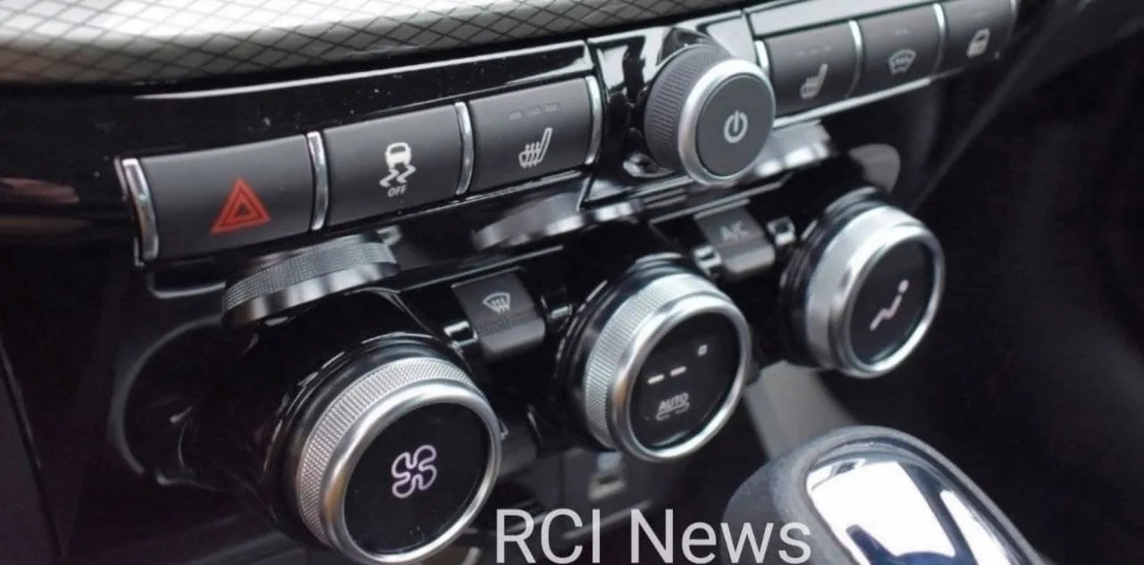 То что надо в такую жару. Новая Lada Vesta 5.0 оснащается климат-контролем

Автомобили в новой версии начали выпускать в Тольятти На главном конвейере АвтоВАЗа началось серийное производство Lada Vesta NG в новой версии 5.0. Как сообщили источники RCI News на предприятии, в конце июня с линии начали сходить автомобили в финальной конфигурации, главным нововведением которой стал долгожданный климат-контроль. Один из дилеров Lada в Тольятти сообщил RCI News, что первые товарные машины начнут поступать в дилерские центры ориентировочно в 20-х числах июля 2026 года. После этого новая комплектация станет доступна для покупателей. Изображение Grok Ранее сообщалось , что АвтоВАЗ готовится вернуть в Lada Vesta часть привычных опций, которые были сокращены на фоне дефицита компонентов. Машины с климат-контролем ожидались в июне, функция должна была появиться в версии Drive с двигателями 1,6 и 1,8 литра, а также в комплектации Techno с мотором 1,8 литра. Lada Vesta NG — это обновленный автомобиль, предлагаемый с бензиновыми двигателями 1,6 л (90–106 л.с.) и 1,8 л (122 л.с.). Оснащается механической коробкой передач или вариатором.

Объем багажника седана составляет 480 л, дорожный просвет — 171–178 мм. Серийное производство новой Lada Vesta NG, которая до введения санкций собиралась на заводе АвтоВАЗ в Ижевске, возобновили три года назад .

#технологии #lada_vesta #автоваз #климат_контроль