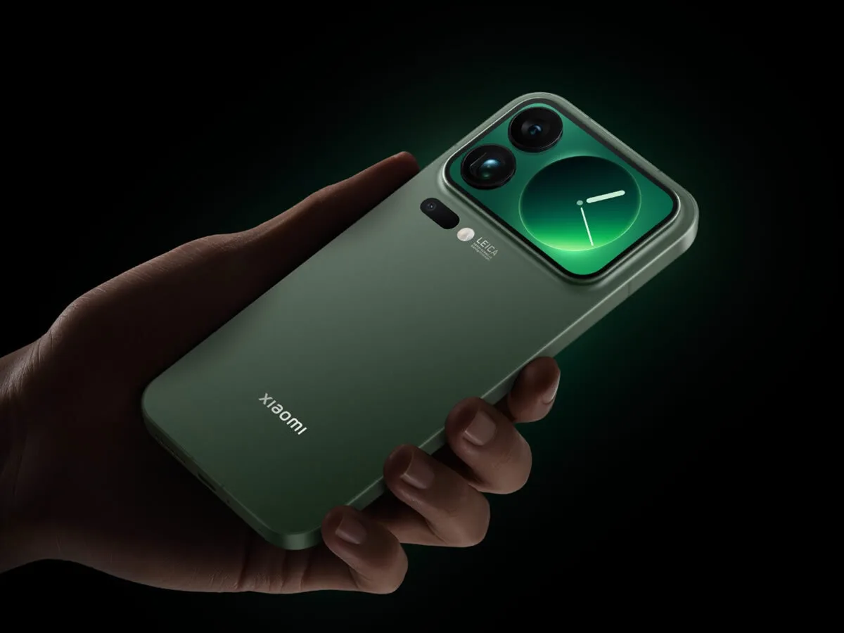 Слухи о Xiaomi 18 Pro: две камеры по 200 Мп и 7000 мА·ч

СМИ поделились подробностями флагманского смартфона Xiaomi 18 Pro. Он будет частью линейки, что покажут в сентябре. Судя по утечкам, Pro-версия получит «серьёзные улучшения» по сравнению с базовой.

Экран новинки будет иметь диагональ около 6,4 дюйма. При этом рамки вокруг дисплея станут ещё тоньше. Для разблокировки в него встроят ультразвуковой сканер отпечатков пальцев.

Xiaomi 18 Pro получит сразу две 200-мегапиксельные матрицы. Одна из них будет основным широкоугольным объективом с улучшенной технологией LOFIC, а вторая телеобъективом. Дополнит систему 50-мегапиксельный сверхширокоугольный модуль. Будет в модели и грядущий Snapdragon 8 Elite Gen 6. Аккумулятор, по слухам, будет ёмкостью около 7000 мА·ч. Поддерживается быстрая зарядка мощностью 100 Вт. Небольшой вспомогательный дисплей сзади оставят, но он станет «умнее».

#технологии #xiaomi #смартфон #камеры