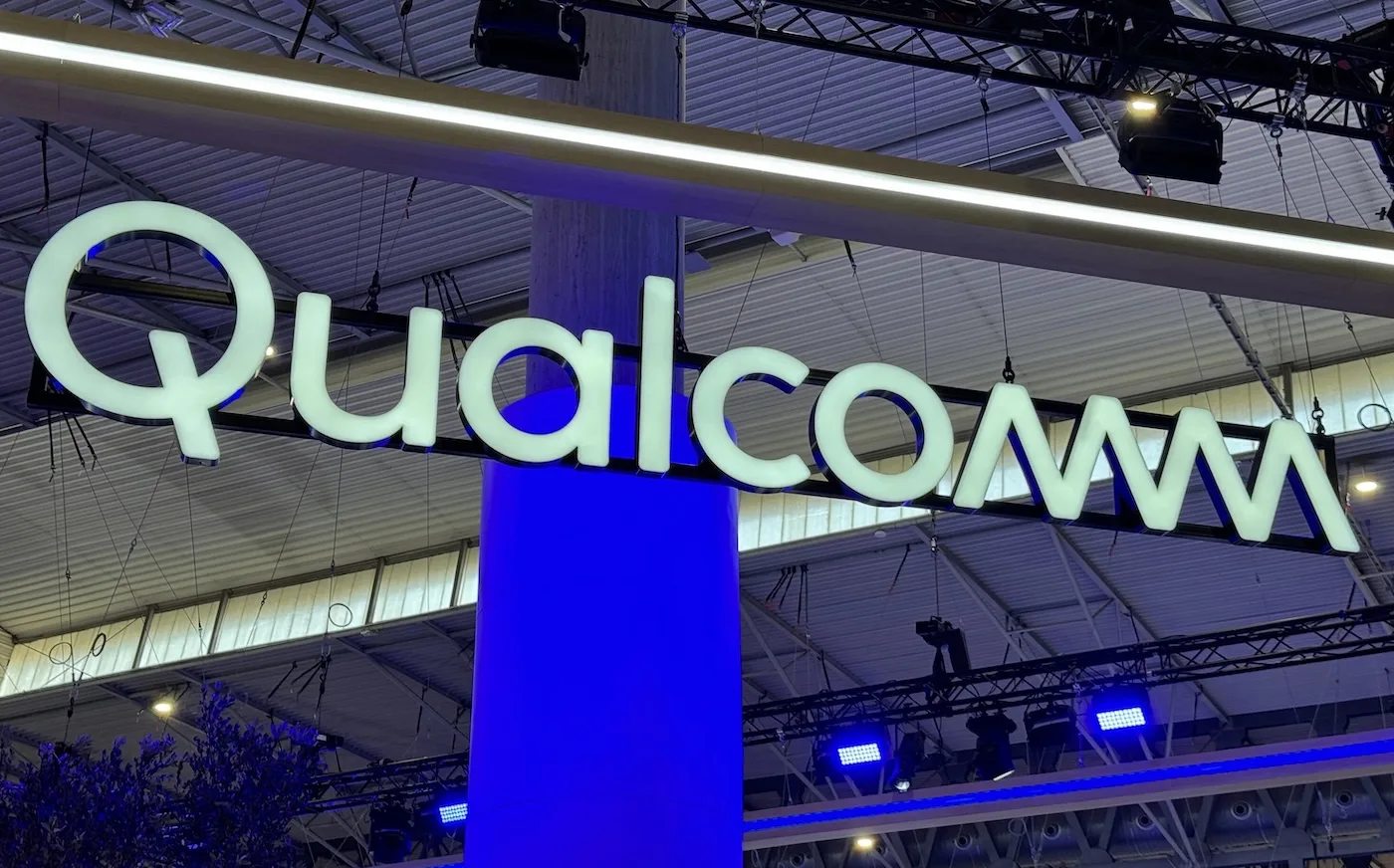 Qualcomm обещает 54-кратное увеличение пропускной способности в новой памяти для ИИ

Источник: Компьютерра - Журнал о науке и технологиях Qualcomm анонсировала новую архитектуру памяти HBC для ИИ-ускорителей, размещающую вычислительный чип под стеком LPDDR. Решение призвано преодолеть «стену памяти» без сложной упаковки HBM: задержки сопоставимы с SRAM, а энергоэффективность в разы выше. Несмотря на стремительный рост вычислительных мощностей ИИ, развитие отрасли сдерживается аппаратными ограничениями. Главным барьером остается так называемая «стена памяти» — разрыв между растущими […] Полная версия статьи: Qualcomm обещает 54-кратное увеличение пропускной способности в новой памяти для ИИ

#технологии #память_для_ии #qualcomm #искусственный_интеллект