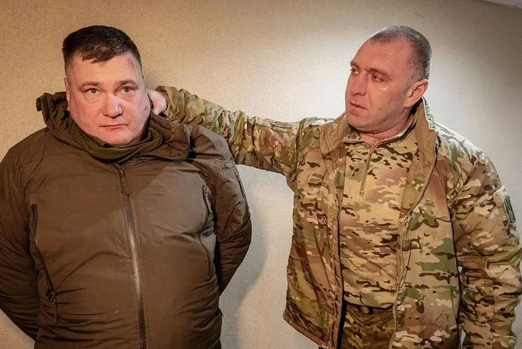 Бывшего полковника СБУ, задержанного в ходе операции «Крыса», приговорили к пожизненному заключению за шпионаж в пользу ФСБ

Шевченковский районный суд Киева приговорил бывшего начальника штаба антитеррористического центра СБУ полковника Дмитрия Козюру к пожизненному лишению свободы, пишет Би-би-си. Его признали виновным в государственной измене в условиях военного положения, а также в незаконном обращении с оружием, боеприпасами и взрывчатыми веществами. О приговоре сообщил генеральный прокурор Украины Руслан Кравченко. По данным прокуратуры, Козюра согласился передавать сведения, составляющие государственную тайну, за денежное вознаграждение, и заслуживает самого сурового наказания. В рамках спецоперации под кодовым названием «Крыса» СБУ установила, что для связи с российскими кураторами Козюра использовал конспиративную квартиру в Киеве — оттуда он передавал запросы на получение секретной информации о вооруженных силах и руководстве Украины. Как сообщила СБУ, ФСБ завербовала Козюру еще в 2018 году в Вене, однако кураторы возобновили с ним контакт лишь в декабре 2024 года. После этого его попросили собирать и передавать данные о том, что украинской стороне известно о передвижении и развертывании российских войск, а также сведения об украинском оружии, инфраструктуре и политическом и военном руководстве страны.

По данным Генпрокуратуры, Козюра следил за командными пунктами СБУ и систематически передавал данные о последствиях российских ударов, включая число раненых военных и гражданских. Кравченко отметил: «Полковник, кадровый офицер СБУ, имел доступ к государственной тайне и отвечал за координацию борьбы с терроризмом. Любой, кто носит украинские погоны и начинает работать на ФСБ, становится врагом Украины. Только самое суровое наказание уместно для таких людей». Козюру арестовали в феврале 2025 года — задержание прошло после того, как сотрудники СБУ круглосуточно следили за каждым шагом агента и установили, что для связи с российским оператором он использовал отдельный мобильный телефон и Wi-Fi-роутер в конспиративной квартире. Его куратором в ФСБ СБУ назвала Юрия Шаталова, координировавшего сеть агентов. По данным спецслужбы, до момента ареста Козюру использовали в контригре — через него россиянам передавался масштабный поток дезинформации, при этом ему не давали доступа к действительно важным сведениям. Задержание Козюры лично провел тогдашний глава СБУ Василий Малюк.

Глава СБУ Василий Малюк лично задержал предполагаемого агента ФСБ в руководстве украинской спецслужбы

#политика #государственная_измена #шпионаж #сбу #фсб