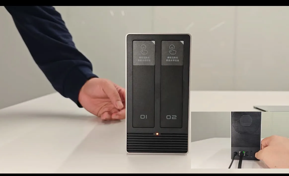 Первый NAS Xiaomi поддерживает накопители Western Digital, Seagate и Toshiba суммарной ёмкостью до 60 ТБ

Продажи стартуют 1 июля Компания Xiaomi выпустила приложение Smart Storage — официальный клиент для управления первым NAS. Приложение уже появилось в магазинах приложений Huawei, Xiaomi и Vivo, а также доступно в версии для iOS, Windows, macOS и Smart TV. Первый NAS Xiaomi предназначен для централизованного хранения и резервного копирования фото, видео и документов с разных устройств. Пользователям доступны автоматическая синхронизация, удалённый доступ, семейный обмен данными, интеллектуальная сортировка альбомов и медиасервер с автоматическим распознаванием фильмов и формированием постеров.

Поддерживается работа на смартфонах, ПК и телевизорах в единой экосистеме. Фото Xiaomi/ithome Аппаратная часть системы предполагает использование двухдискового хранилища с интерфейсом SATA и поддержкой HDD и SSD форматов 2,5 и 3,5 дюйма. Максимальная ёмкость достигает 60 ТБ — по 30 ТБ на каждый отсек. Устройство оснащено портом 2,5G Ethernet, USB 3.0 и HDMI, а также поддерживает три режима работы: одиночный диск, динамическое резервирование и зеркалирование данных. В список совместимых накопителей вошли модели Western Digital, Seagate и Toshiba, прошедшие официальную сертификацию. Фото Xiaomi/ithome На прошлой неделе Xiaomi запустила краудфандинговую кампанию для устройства, а открытые продажи стартуют 1 июля

#технологии #xiaomi #nas #хранилище