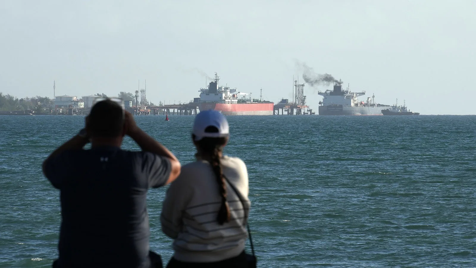 Последние дни прекрасной нефтяной эпохи: как России придется сокращать экспорт сырья

В июне Россия отгрузит за рубеж рекордные за два года 2,7 млн баррелей в сутки нефти, пишет Reuters, но этот успех уже вряд ли удастся повторить в ближайшее время. Причиной такого объема экспорта сырья, кроме конъюнктуры, стал и избыток нефти, обусловленный снижением переработки на пострадавших НПЗ. Теперь же внутренний дефицит топлива заставит перенаправить нефть на действующие предприятия, чтобы обеспечить страну бензином и дизелем. Кроме того, российская нефть теперь единственная в мире, которая находится под санкциями, — раньше в списке были Венесуэла и Иран. Forbes разбирался, кто заменит российские поставки в Индию, сколько готов покупать Китай и сколько Россия смогла заработать за четыре месяца высокого нефтяного сезона

#бизнес #нефтяной_экспорт #российская_нефть #санкции